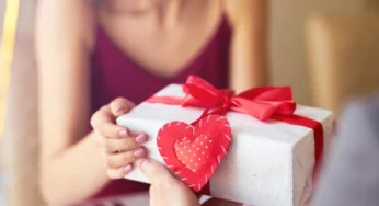 Romantic Gift Ideas to Touch the Heart of Someone falling in Love