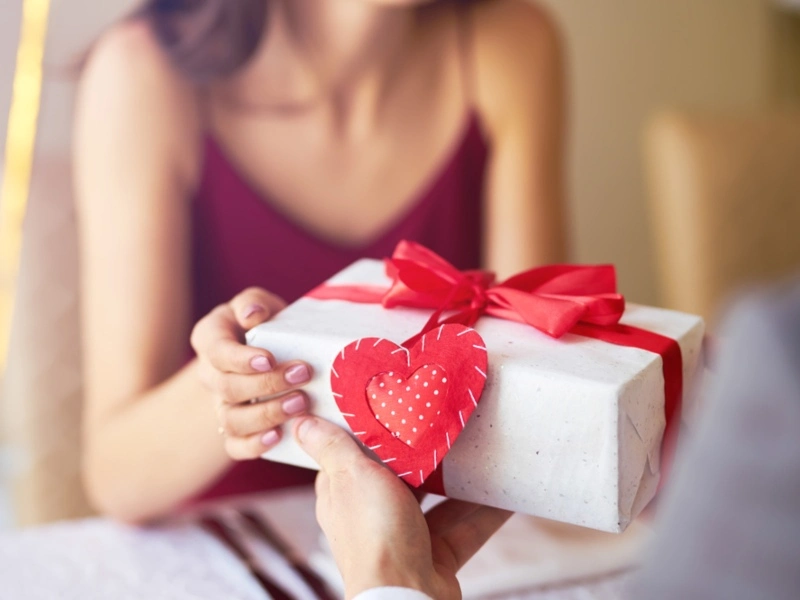 10 Gift Ideas to Touch the Heart of Someone falling in Love